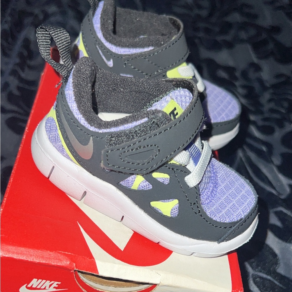 Baby Nike free run 2 LIKE NEW WORN ONCE 3c